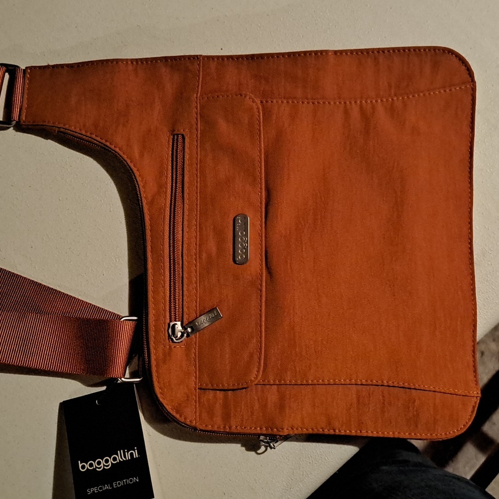 Baggallini NWT Special Edition Accomplice Crossbody.